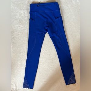 Lululemon Capri Leggings with design and reflective scallop bottom. Blue. Size 2